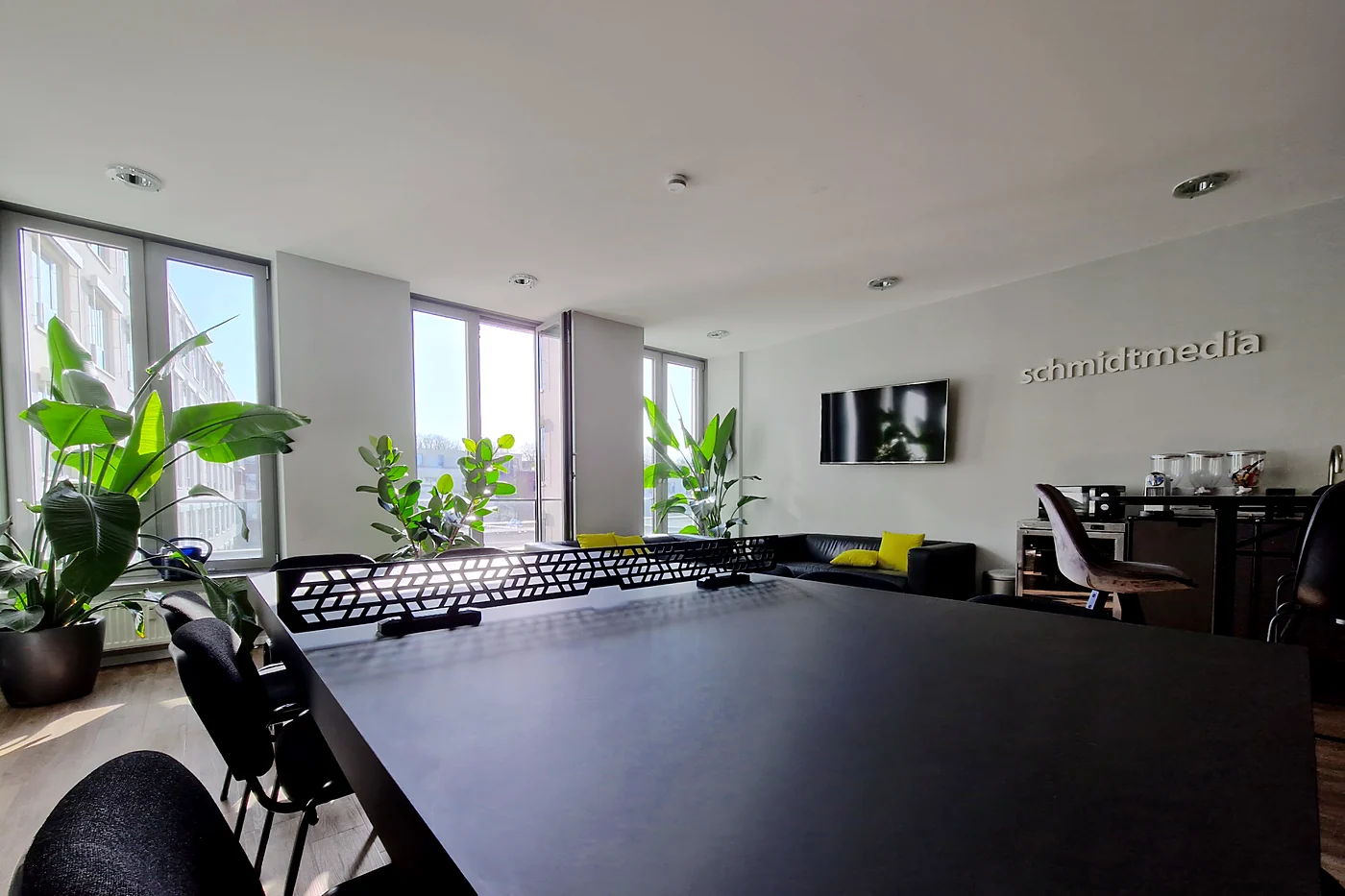 Heller Besprechungsraum mit Loungeecke im Büro der Agentur schmidtmedia in Köln
