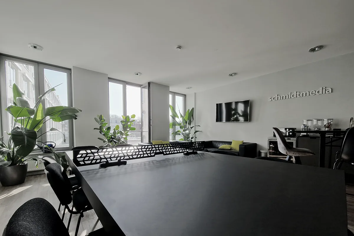 Heller Besprechungsraum mit Loungebereich im Büro von schmidtmedia in Köln