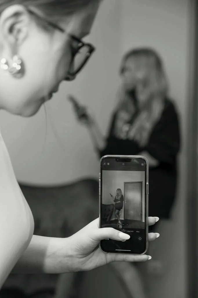 Content-Produktion bei schmidtmedia: Kollegin fotografiert ein Social-Media-Motiv mit dem Smartphone