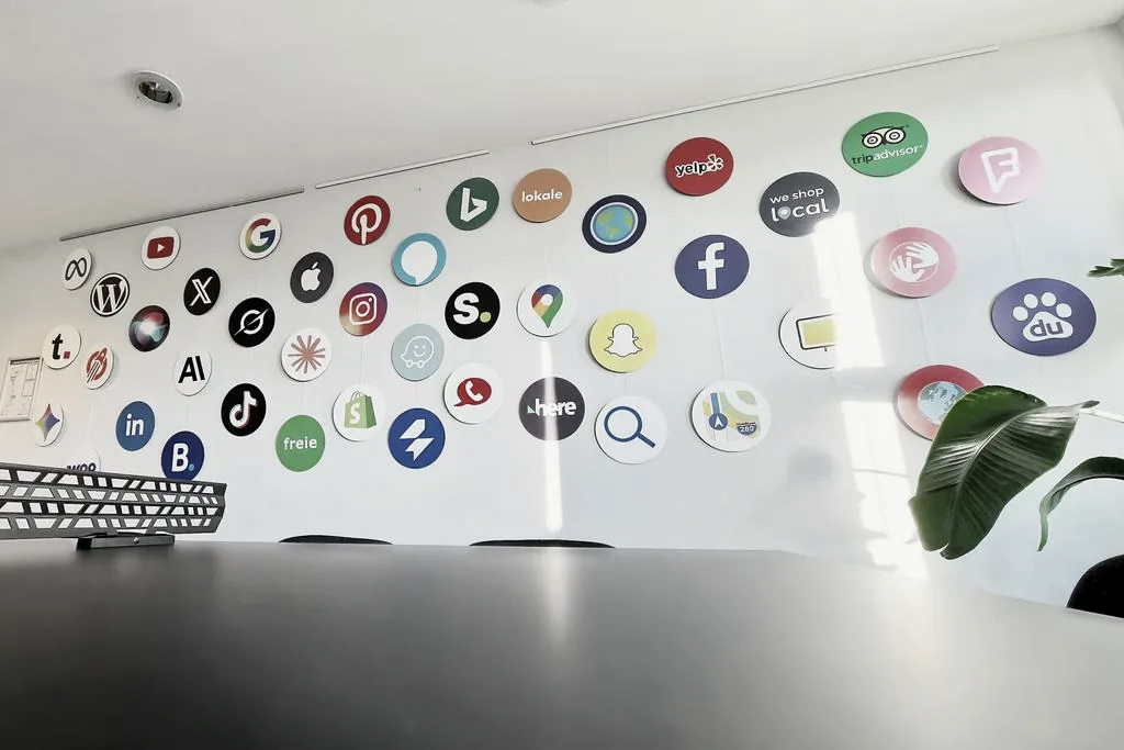 Logowand mit Google-, Meta- und KI-Plattformen im Meetingraum der Agentur schmidtmedia in Köln