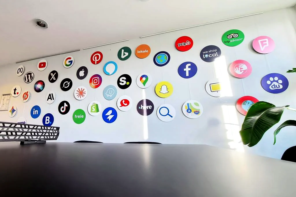 Logowand mit Google, Meta und KI-Plattformen im Meetingraum von schmidtmedia in Köln