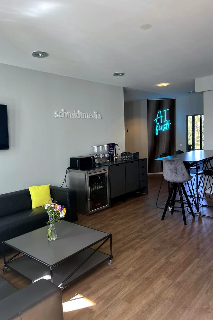 Loungebereich mit Sofa und Kaffeebar im Büro von schmidtmedia in Köln