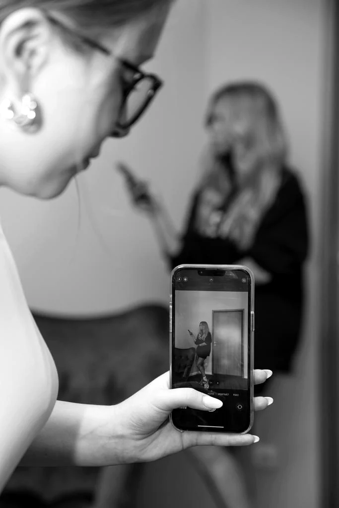 Content-Produktion bei schmidtmedia: Kollegin fotografiert ein Social-Media-Motiv mit dem Smartphone
