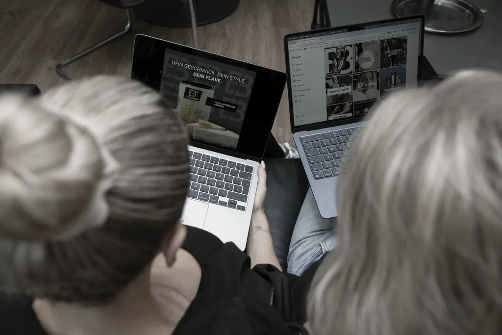 Zwei Kolleginnen aus dem Social-Media-Team von schmidtmedia planen Instagram-Inhalte am Laptop
