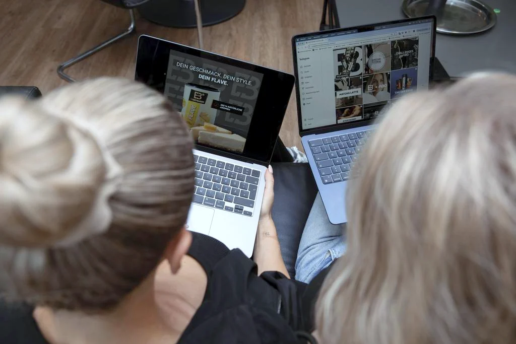 Zwei Kolleginnen aus dem Social-Media-Team von schmidtmedia planen Instagram-Inhalte am Laptop