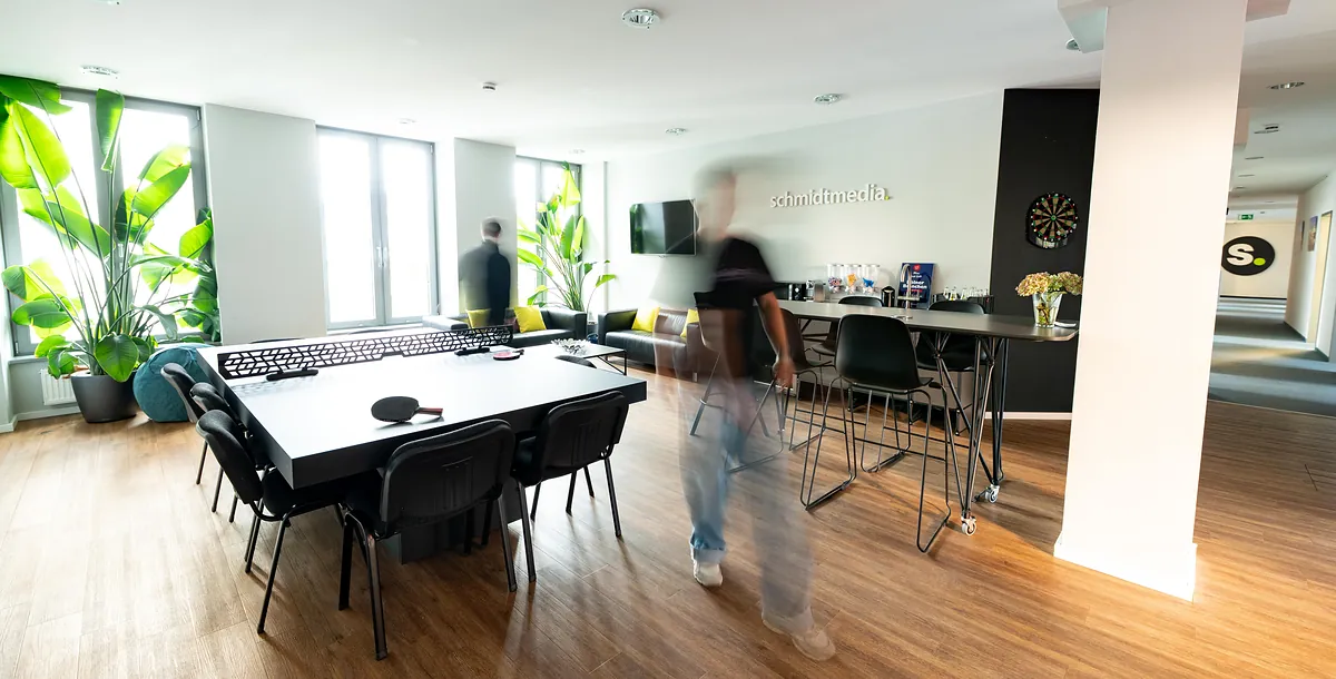 Lebendiger Arbeitsalltag im offenen Büro der Online-Marketing-Agentur schmidtmedia in Köln