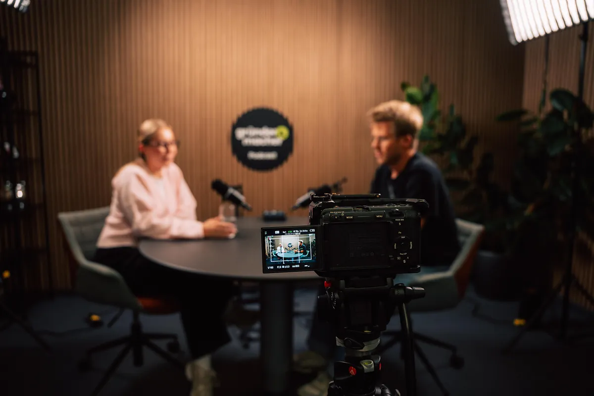 Video-Podcast-Aufnahme im hauseigenen Studio von schmidtmedia in Köln, Kamera im Vordergrund