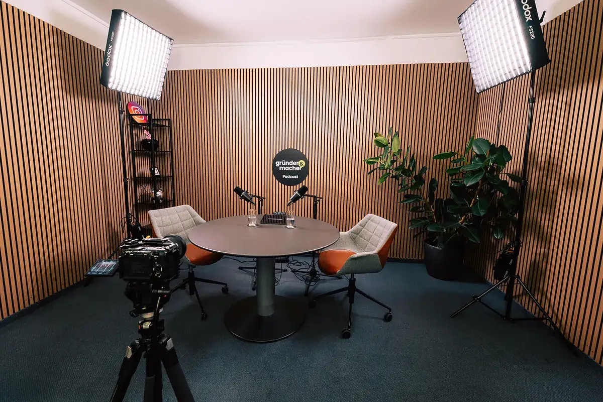 Video- und Podcast-Studio von schmidtmedia in Köln mit Kamera, Softboxen und rundem Gesprächstisch